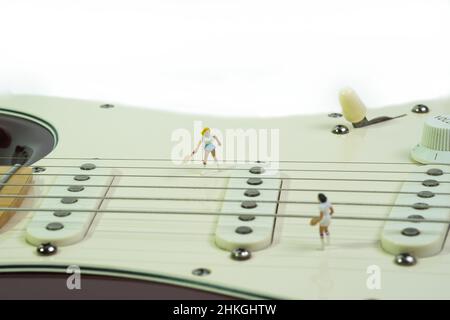 due donne suonatrici di tennis suonano una partita di tennis su una chitarra elettrica Foto Stock