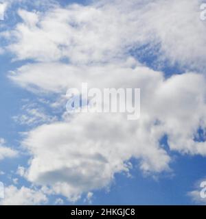 Astratto sfocato sfondo blu cielo. Illustrazione vettoriale. Sfuma il cielo sfumato con le nuvole Illustrazione Vettoriale