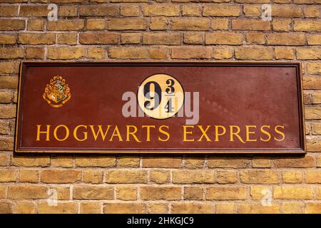 Leavesden, Regno Unito - Gennaio 9th 2022: Un cartello per il treno espresso di Hogwarts, in mostra al tour Making of Harry Potter al Warner Bros. Studios in Foto Stock