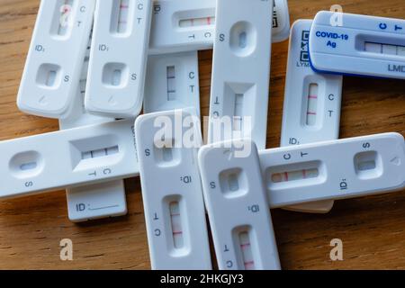 Mucchio di test positivi dell'antigene del flusso laterale a casa rapida Covid-19 Foto Stock