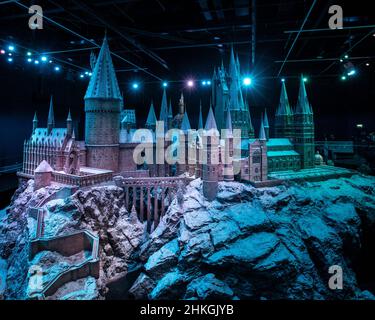 Leavesden, Regno Unito - Gennaio 9th 2022: Castello di Hogwarts nella neve in mostra al tour Making of Harry Potter presso i Warner Bros. Studios di Leavesden, Foto Stock