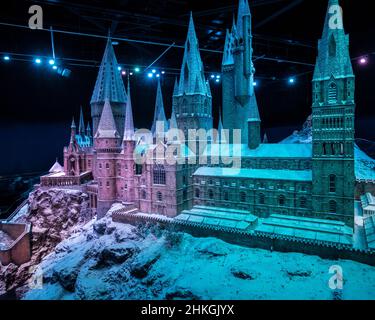 Leavesden, Regno Unito - Gennaio 9th 2022: Castello di Hogwarts nella neve in mostra al tour Making of Harry Potter presso i Warner Bros. Studios di Leavesden, Foto Stock