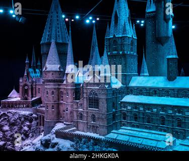 Leavesden, Regno Unito - Gennaio 9th 2022: Castello di Hogwarts nella neve in mostra al tour Making of Harry Potter presso i Warner Bros. Studios di Leavesden, Foto Stock