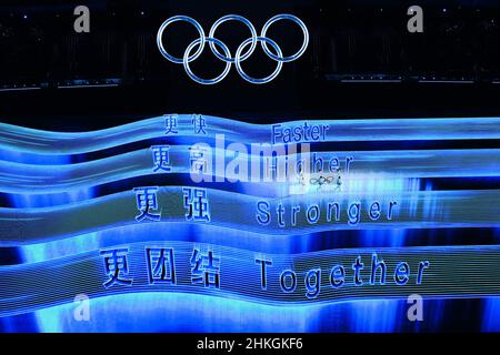 Pechino, Cina. 4th Feb 2022. I portatori di bandiera portano la bandiera olimpica tra le parole del motto olimpico 'più veloce, più alto, più forte - insieme' nello Stadio Nazionale durante la cerimonia di apertura dei Giochi Olimpici invernali di Pechino 2022 a Pechino, capitale della Cina, 4 febbraio 2022. Credit: WU Wei/Xinhua/Alamy Live News Foto Stock