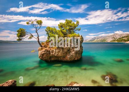 Brela Stone, una piccola isola rocciosa appena fuori dalla spiaggia di Punta rata a Brela. La riviera di Makarska, Croazia, Europa. Foto con tempo di esposizione lungo. Foto Stock