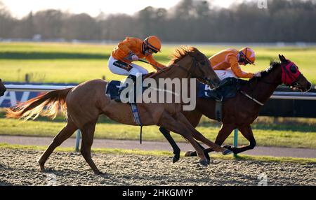 Nordic Glory guidato dal jockey William Carson (lato vicino) sulla loro strada per vincere la Play Coral Racing-Super-Series per handicap libero davanti a Fair and Square e Rossa Ryan al Lingfield Park Racecourse, Surrey. Data immagine: Venerdì 4 febbraio 2022. Foto Stock