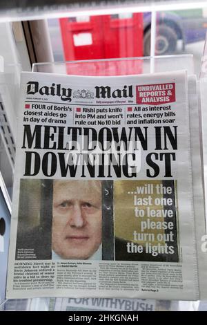 Pagina iniziale del titolo del quotidiano della posta quotidiana il 4 febbraio 2022 Boris Johnson government 'Meltdown in Downing Street' su edicola London England UK Foto Stock