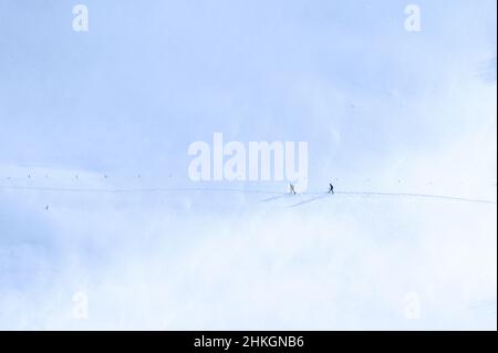 Il drone ha sparato due persone perse seguendo i sentieri nel vasto campo di neve cercando di raggiungere casa. Foto Stock