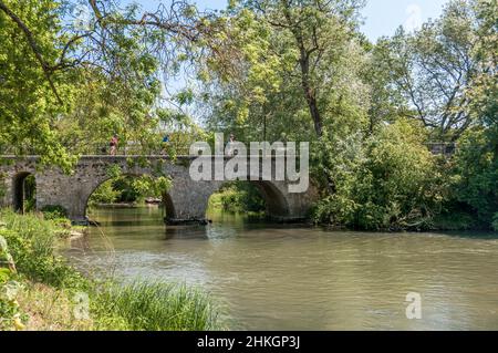 Ponte sul fiume l'Indre a Courcay Foto Stock