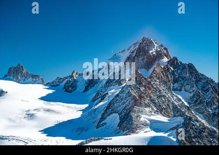 Incredibile vista ampia con vette di montagna soleggiate nelle alpi francesi vicino al Monte Bianco, Francia con cielo blu Foto Stock