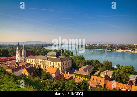 Vista della città storica dalla basilica di Esztergom in Ungheria. Il Danubio e il ponte di confine per la città di Sturovo in Slovacchia. Foto Stock