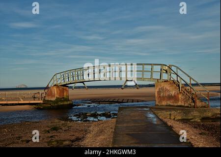 Una vista del “ponte verso il nulla” nella baia di Belhaven vicino a Dunbar, nella zona est di Lothian, Scozia. Foto Stock