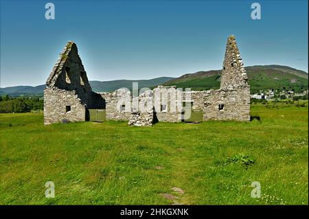 Una vista esterna delle rovine medievali degli edifici delle caserme di Ruthven vicino a Kingussie nelle Highlands scozzesi. Foto Stock