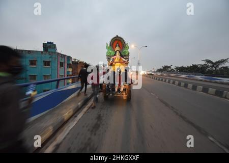 Howrah, Bengala Occidentale, India. 4th Feb 2022. L'idolo di argilla della dea Saraswati è trasportato nell'ultima sera prima del Puja di Saraswati che sarà osservato il 5th febbraio 2022. (Credit Image: © Biswarup Gangully/Pacific Press via ZUMA Press Wire) Foto Stock