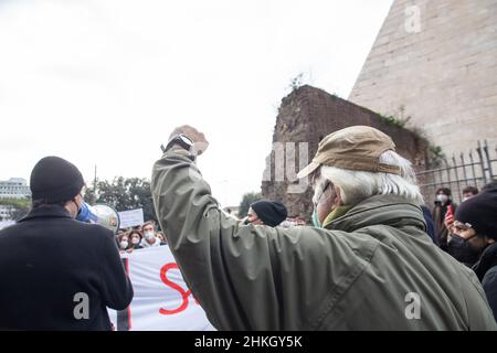 Roma, Italia. 4th Feb 2022. Manifestazione da Piazzale Ostiense alla sede del MIUR organizzata dagli studenti delle scuole superiori per protestare contro il nuovo formato di esame di maturità deciso dal Ministro dell'Istruzione Patrizio Bianchi. (Credit Image: © Matteo Nardone/Pacific Press via ZUMA Press Wire) Foto Stock