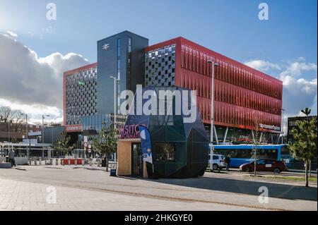 Il punto informazioni turistiche vicino alla stazione ferroviaria di Coventry, Coventry, West Midlands. La cialda si trova in un'area conosciuta come Friargate. Foto Stock