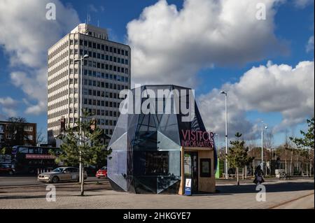 Il punto informazioni turistiche vicino alla stazione ferroviaria di Coventry, Coventry, West Midlands. La cialda si trova in un'area conosciuta come Friargate. Foto Stock