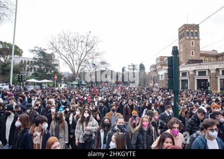 Roma, Italia. 4th Feb 2022. Manifestazione da Piazzale Ostiense alla sede del MIUR organizzata dagli studenti delle scuole superiori per protestare contro il nuovo formato di esame di maturità deciso dal Ministro dell'Istruzione Patrizio Bianchi. (Credit Image: © Matteo Nardone/Pacific Press via ZUMA Press Wire) Foto Stock