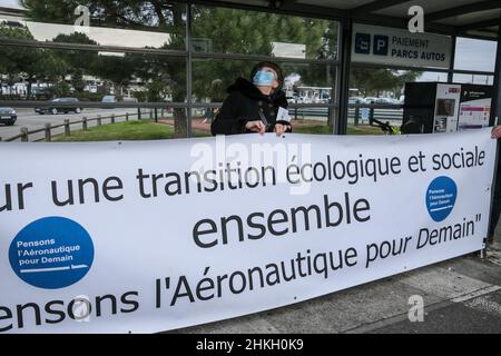 Mentre il vertice europeo sull'aviazione si svolge a Tolosa (Francia), le associazioni ('Pensons l'Aéronautique pour Demain', 'Attac', 'France Nature Environnement', 'Greenpeace'...) hanno organizzato una manifestazione all'aeroporto di Blagnac, il 4 febbraio 2022. Non essendo stati autorizzati a partecipare alle conferenze, propongono soluzioni per lo sviluppo di politiche aeree sostenibili invece del lavaggio del verde (riduzione del traffico aereo, moratoria sullo sviluppo del settore, stop alle sovvenzioni concesse senza compensazione sociale e ambientale, piano di riqualificazione per i posti di lavoro in questione, inv. Massiccio Foto Stock