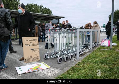 Mentre il vertice europeo sull'aviazione si svolge a Tolosa (Francia), le associazioni ('Pensons l'Aéronautique pour Demain', 'Attac', 'France Nature Environnement', 'Greenpeace'...) hanno organizzato una manifestazione all'aeroporto di Blagnac, il 4 febbraio 2022. Non essendo stati autorizzati a partecipare alle conferenze, propongono soluzioni per lo sviluppo di politiche aeree sostenibili invece del lavaggio del verde (riduzione del traffico aereo, moratoria sullo sviluppo del settore, stop alle sovvenzioni concesse senza compensazione sociale e ambientale, piano di riqualificazione per i posti di lavoro in questione, inv. Massiccio Foto Stock