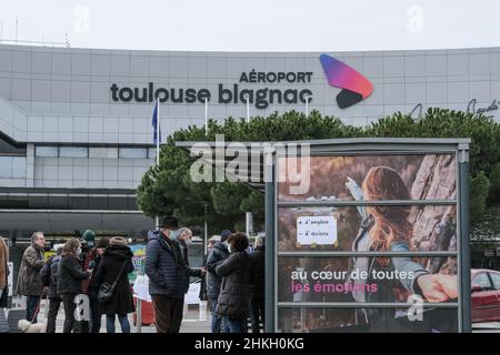 Mentre il vertice europeo sull'aviazione si svolge a Tolosa (Francia), le associazioni ('Pensons l'Aéronautique pour Demain', 'Attac', 'France Nature Environnement', 'Greenpeace'...) hanno organizzato una manifestazione all'aeroporto di Blagnac, il 4 febbraio 2022. Non essendo stati autorizzati a partecipare alle conferenze, propongono soluzioni per lo sviluppo di politiche aeree sostenibili invece del lavaggio del verde (riduzione del traffico aereo, moratoria sullo sviluppo del settore, stop alle sovvenzioni concesse senza compensazione sociale e ambientale, piano di riqualificazione per i posti di lavoro in questione, inv. Massiccio Foto Stock