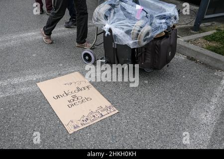 Mentre il vertice europeo sull'aviazione si svolge a Tolosa (Francia), le associazioni ('Pensons l'Aéronautique pour Demain', 'Attac', 'France Nature Environnement', 'Greenpeace'...) hanno organizzato una manifestazione all'aeroporto di Blagnac, il 4 febbraio 2022. Non essendo stati autorizzati a partecipare alle conferenze, propongono soluzioni per lo sviluppo di politiche aeree sostenibili invece del lavaggio del verde (riduzione del traffico aereo, moratoria sullo sviluppo del settore, stop alle sovvenzioni concesse senza compensazione sociale e ambientale, piano di riqualificazione per i posti di lavoro in questione, inv. Massiccio Foto Stock