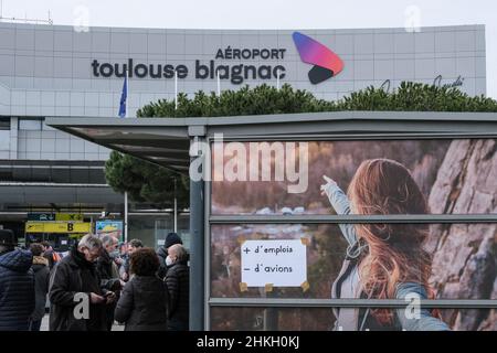 Mentre il vertice europeo sull'aviazione si svolge a Tolosa (Francia), le associazioni ('Pensons l'Aéronautique pour Demain', 'Attac', 'France Nature Environnement', 'Greenpeace'...) hanno organizzato una manifestazione all'aeroporto di Blagnac, il 4 febbraio 2022. Non essendo stati autorizzati a partecipare alle conferenze, propongono soluzioni per lo sviluppo di politiche aeree sostenibili invece del lavaggio del verde (riduzione del traffico aereo, moratoria sullo sviluppo del settore, stop alle sovvenzioni concesse senza compensazione sociale e ambientale, piano di riqualificazione per i posti di lavoro in questione, inv. Massiccio Foto Stock