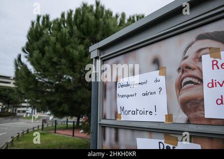 Mentre il vertice europeo sull'aviazione si svolge a Tolosa (Francia), le associazioni ('Pensons l'Aéronautique pour Demain', 'Attac', 'France Nature Environnement', 'Greenpeace'...) hanno organizzato una manifestazione all'aeroporto di Blagnac, il 4 febbraio 2022. Non essendo stati autorizzati a partecipare alle conferenze, propongono soluzioni per lo sviluppo di politiche aeree sostenibili invece del lavaggio del verde (riduzione del traffico aereo, moratoria sullo sviluppo del settore, stop alle sovvenzioni concesse senza compensazione sociale e ambientale, piano di riqualificazione per i posti di lavoro in questione, inv. Massiccio Foto Stock