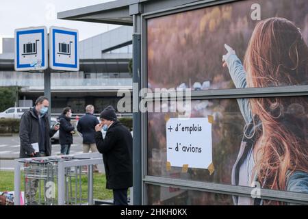 Mentre il vertice europeo sull'aviazione si svolge a Tolosa (Francia), le associazioni ('Pensons l'Aéronautique pour Demain', 'Attac', 'France Nature Environnement', 'Greenpeace'...) hanno organizzato una manifestazione all'aeroporto di Blagnac, il 4 febbraio 2022. Non essendo stati autorizzati a partecipare alle conferenze, propongono soluzioni per lo sviluppo di politiche aeree sostenibili invece del lavaggio del verde (riduzione del traffico aereo, moratoria sullo sviluppo del settore, stop alle sovvenzioni concesse senza compensazione sociale e ambientale, piano di riqualificazione per i posti di lavoro in questione, inv. Massiccio Foto Stock