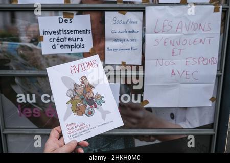 Mentre il vertice europeo sull'aviazione si svolge a Tolosa (Francia), le associazioni ('Pensons l'Aéronautique pour Demain', 'Attac', 'France Nature Environnement', 'Greenpeace'...) hanno organizzato una manifestazione all'aeroporto di Blagnac, il 4 febbraio 2022. Non essendo stati autorizzati a partecipare alle conferenze, propongono soluzioni per lo sviluppo di politiche aeree sostenibili invece del lavaggio del verde (riduzione del traffico aereo, moratoria sullo sviluppo del settore, stop alle sovvenzioni concesse senza compensazione sociale e ambientale, piano di riqualificazione per i posti di lavoro in questione, inv. Massiccio Foto Stock