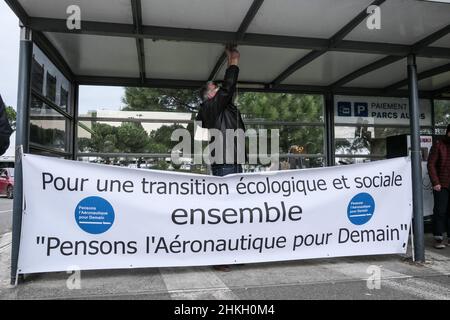 Mentre il vertice europeo sull'aviazione si svolge a Tolosa (Francia), le associazioni ('Pensons l'Aéronautique pour Demain', 'Attac', 'France Nature Environnement', 'Greenpeace'...) hanno organizzato una manifestazione all'aeroporto di Blagnac, il 4 febbraio 2022. Non essendo stati autorizzati a partecipare alle conferenze, propongono soluzioni per lo sviluppo di politiche aeree sostenibili invece del lavaggio del verde (riduzione del traffico aereo, moratoria sullo sviluppo del settore, stop alle sovvenzioni concesse senza compensazione sociale e ambientale, piano di riqualificazione per i posti di lavoro in questione, inv. Massiccio Foto Stock