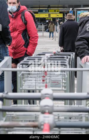 Mentre il vertice europeo sull'aviazione si svolge a Tolosa (Francia), le associazioni ('Pensons l'Aéronautique pour Demain', 'Attac', 'France Nature Environnement', 'Greenpeace'...) hanno organizzato una manifestazione all'aeroporto di Blagnac, il 4 febbraio 2022. Non essendo stati autorizzati a partecipare alle conferenze, propongono soluzioni per lo sviluppo di politiche aeree sostenibili invece del lavaggio del verde (riduzione del traffico aereo, moratoria sullo sviluppo del settore, stop alle sovvenzioni concesse senza compensazione sociale e ambientale, piano di riqualificazione per i posti di lavoro in questione, inv. Massiccio Foto Stock