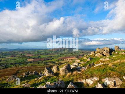Guardando a Brown Clee Hill dalla cima del Tittestone Clee Hill nello Shropshire. Foto Stock