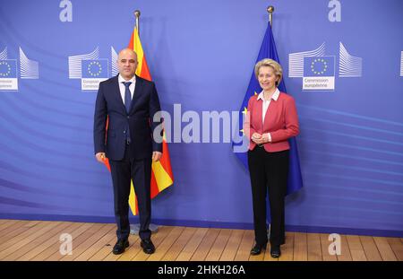 Bruxelles, Belgio. 4th Feb 2022. Il presidente della Commissione europea Ursula von der LEYEN, Right, riceve il primo ministro della Macedonia del Nord Dimitar KOVACHEVSKI, a sinistra, presso la sede della Commissione europea a Bruxelles (Belgio), 4 febbraio 2022. (Credit Image: © Dursun Aydemir - Pool via ZUMA Press Wire) Credit: ZUMA Press, Inc./Alamy Live News Foto Stock