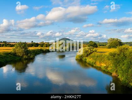 Il Wrekin e fiume Severn visto dal Ponte Cressage, Shropshire. Foto Stock