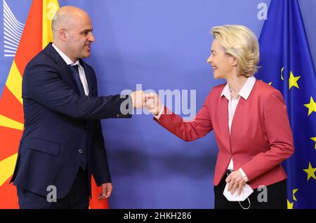 Bruxelles, Belgio. 4th Feb 2022. Il presidente della Commissione europea Ursula von der LEYEN, Right, riceve il primo ministro della Macedonia del Nord Dimitar KOVACHEVSKI, a sinistra, presso la sede della Commissione europea a Bruxelles (Belgio), 4 febbraio 2022. (Credit Image: © Dursun Aydemir - Pool via ZUMA Press Wire) Credit: ZUMA Press, Inc./Alamy Live News Foto Stock