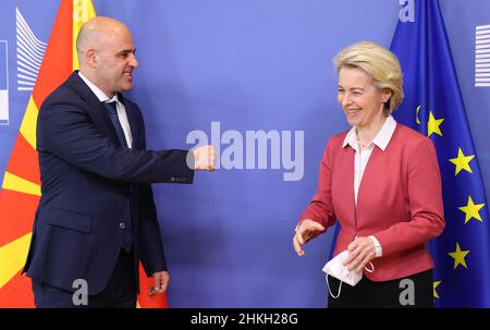 Bruxelles, Belgio. 4th Feb 2022. Il presidente della Commissione europea Ursula von der LEYEN, Right, riceve il primo ministro della Macedonia del Nord Dimitar KOVACHEVSKI, a sinistra, presso la sede della Commissione europea a Bruxelles (Belgio), 4 febbraio 2022. (Credit Image: © Dursun Aydemir - Pool via ZUMA Press Wire) Credit: ZUMA Press, Inc./Alamy Live News Foto Stock