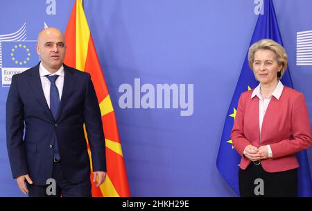 Bruxelles, Belgio. 4th Feb 2022. Il presidente della Commissione europea Ursula von der LEYEN, Right, riceve il primo ministro della Macedonia del Nord Dimitar KOVACHEVSKI, a sinistra, presso la sede della Commissione europea a Bruxelles (Belgio), 4 febbraio 2022. (Credit Image: © Dursun Aydemir - Pool via ZUMA Press Wire) Credit: ZUMA Press, Inc./Alamy Live News Foto Stock