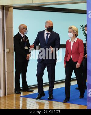 Bruxelles, Belgio. 4th Feb 2022. Il presidente della Commissione europea Ursula von der LEYEN, Right, riceve il primo ministro della Macedonia del Nord Dimitar KOVACHEVSKI, a sinistra, presso la sede della Commissione europea a Bruxelles (Belgio), 4 febbraio 2022. (Credit Image: © Dursun Aydemir - Pool via ZUMA Press Wire) Credit: ZUMA Press, Inc./Alamy Live News Foto Stock