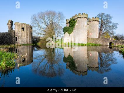 Whittington Castello riflesso nel fossato del castello, Whittington, Shropshire. Foto Stock