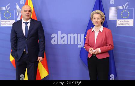 Bruxelles, Belgio. 4th Feb 2022. Il presidente della Commissione europea Ursula von der LEYEN, Right, riceve il primo ministro della Macedonia del Nord Dimitar KOVACHEVSKI, a sinistra, presso la sede della Commissione europea a Bruxelles (Belgio), 4 febbraio 2022. (Credit Image: © Dursun Aydemir - Pool via ZUMA Press Wire) Credit: ZUMA Press, Inc./Alamy Live News Foto Stock