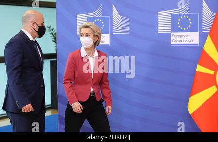 Bruxelles, Belgio. 4th Feb 2022. Il presidente della Commissione europea Ursula von der LEYEN, Right, riceve il primo ministro della Macedonia del Nord Dimitar KOVACHEVSKI, a sinistra, presso la sede della Commissione europea a Bruxelles (Belgio), 4 febbraio 2022. (Credit Image: © Dursun Aydemir - Pool via ZUMA Press Wire) Credit: ZUMA Press, Inc./Alamy Live News Foto Stock