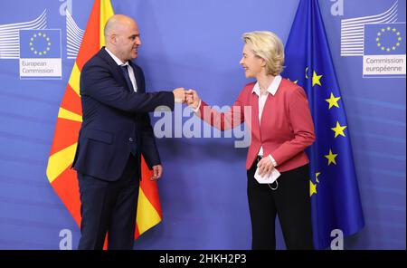 Bruxelles, Belgio. 4th Feb 2022. Il presidente della Commissione europea Ursula von der LEYEN, Right, riceve il primo ministro della Macedonia del Nord Dimitar KOVACHEVSKI, a sinistra, presso la sede della Commissione europea a Bruxelles (Belgio), 4 febbraio 2022. (Credit Image: © Dursun Aydemir - Pool via ZUMA Press Wire) Credit: ZUMA Press, Inc./Alamy Live News Foto Stock