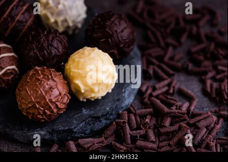 foto macro a colori di tartufi di cioccolato su ardesia Foto Stock