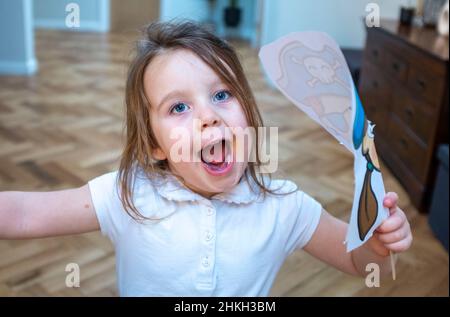 Giovane ragazza cheeky di 5 anni con un prop pirata per la sua classe di accoglienza a scuola Foto Stock