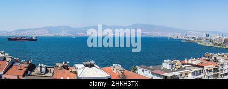 Vista panoramica della città di Izmir dal quartiere di Konak. Izmir è la terza città più grande della Turchia. Foto Stock