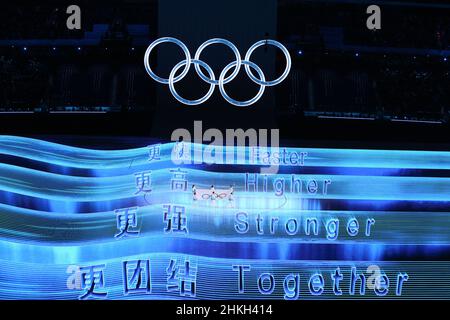 Pechino, Cina. 4th Feb 2022. I portatori di bandiera portano la bandiera olimpica tra le parole del motto olimpico 'più veloce, più alto, più forte - insieme' nello Stadio Nazionale durante la cerimonia di apertura dei Giochi Olimpici invernali di Pechino 2022 a Pechino, capitale della Cina, 4 febbraio 2022. Credit: Yang Lei/Xinhua/Alamy Live News Foto Stock