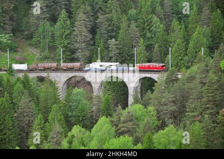 Il treno merci va da Chur a St. Moritz. Alpi svizzere. Foto Stock