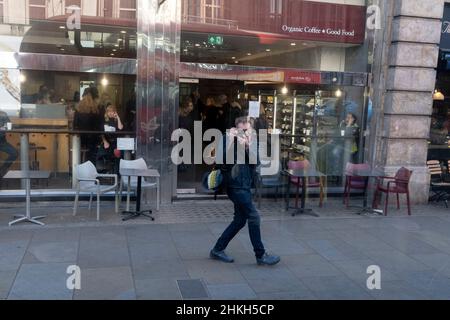 Il fotografo Niall McDiarmid fotografa su Piccadilly, il 1st febbraio 202, a Londra, Inghilterra. Niall McDiarmid (b1967) è un fotografo scozzese il cui lavoro è principalmente quello di documentare la gente e il paesaggio della Gran Bretagna, autore di cinque libri di successo, auto-pubblicati di ritratti di strada e interni: Crossing Paths (2013), Via Vauxhall (2015), Town to Town (2018), Southwestern (2019) e Shore (2020). Foto Stock