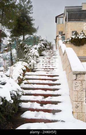 Mevasseret Zion, Israele - 27th gennaio 2022: Scale coperte di neve a Mevasseret Zion, una città nei pressi di Gerusalemme, Israele. Foto Stock